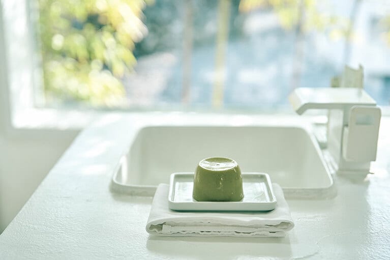 翰林にある「ウム」「ウムソープ」は해녀（ヘニョ）と呼ばれる海女さんが収穫した天草のプリンと石鹸やスキンケアの商品を展開。グリーンブリーズプリン石鹸 W34,000。