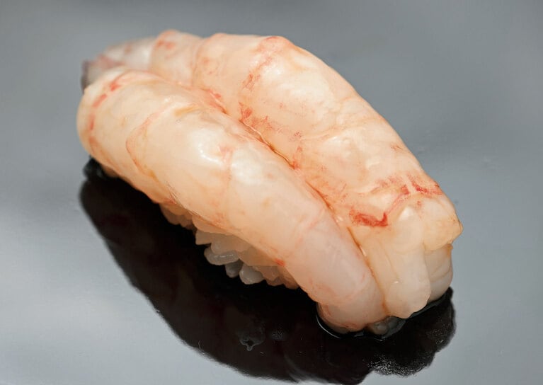シャリからこぼれ落ちそうなほど肉厚なシマエビ。プリッとした身が口の中でほどけ、濃厚な甘みが広がります。