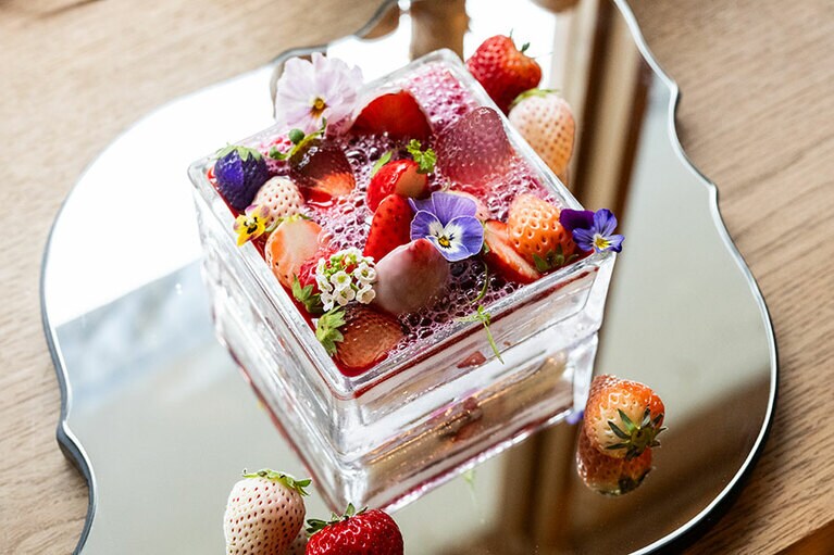 “Trompe-I’ œi”（トロンプルイユ）2024　苺だけど苺じゃない苺のデザート