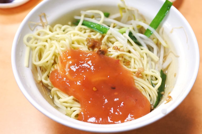 乾麺 20元。メニュー名は｢麺｣で、｢乾｣(汁なし)か｢湯｣(汁あり)を選べる。