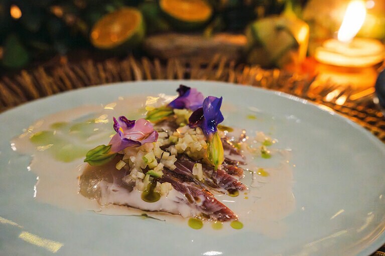 淡水魚のウリバライはレアな状態で。適度に脂がのって美味。©Kazuki Kei Kiyosawa