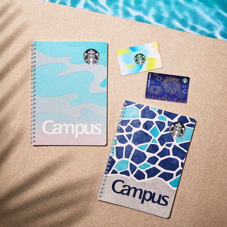 店舗で使われたミルクパックを再生紙にして作られたノートなど、スターバックスのサステイナビリティへの取り組みが感じられるアイテムも。写真提供：スターバックス