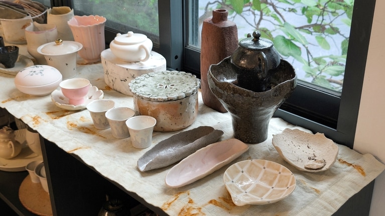 窓際にも素敵な茶器がずらりと並んでいます。