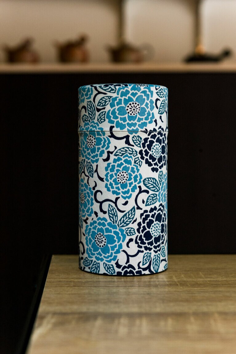 【青鶴茶舗 谷中店】唐草模様の茶筒 662円(税込)。