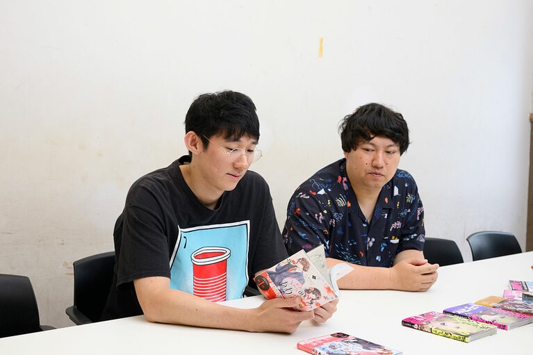 インタビューに答えてくれた、ロングコートダディのおふたり。