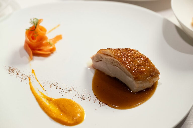 スパイスの効いたソースとともにいただきます。メリハリのある味わい。