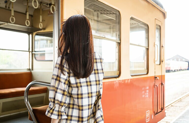 【小湊鐵道】50年以上前から走り続けている車両は昔懐かしい雰囲気。古き良き時代ののんびりした旅気分を味わえると幅広い世代に人気です。