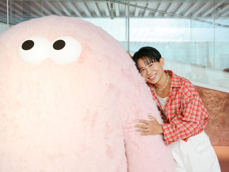 POP UPのキャラクター「エナモちゃん」と小田切ヒロさん。