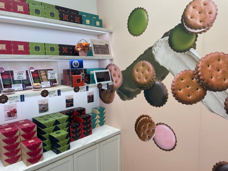 コーヒー、抹茶、チョコレート、苺、黒糖など、さまざまなフレーバーのクラッカーでヌガーをサンド。