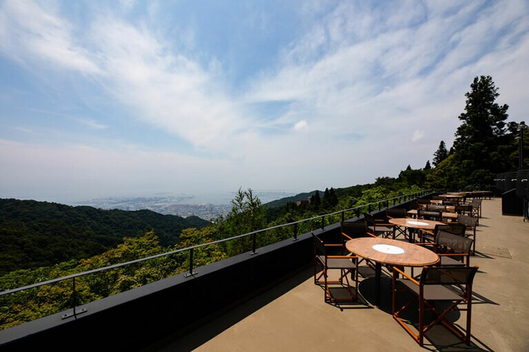 神戸港を一望できる「空のダイニング」でパーティーも可能。