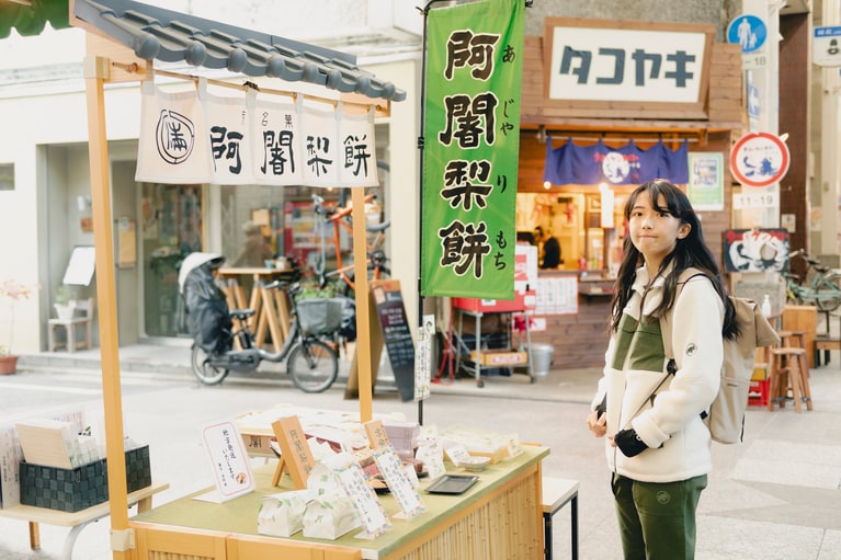 お土産に阿闍梨餅を購入する井上さん。「見つかって良かった！」