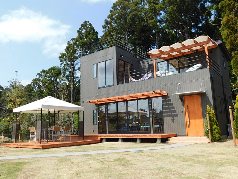 2階建てコテージは外にバーベキューができるテラスも。