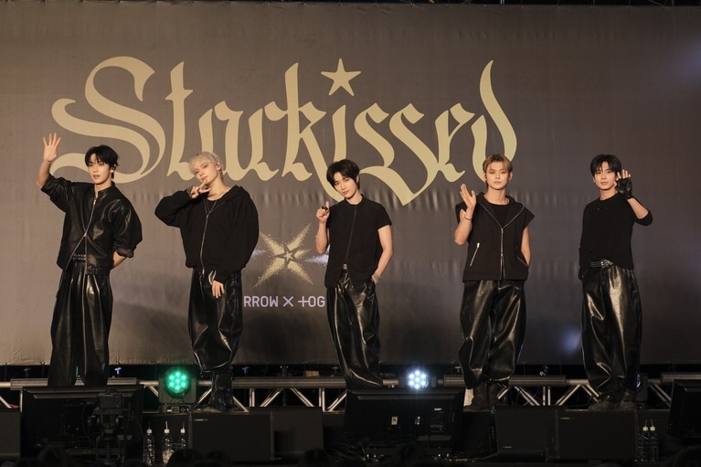 TOMORROW X TOGETHER。