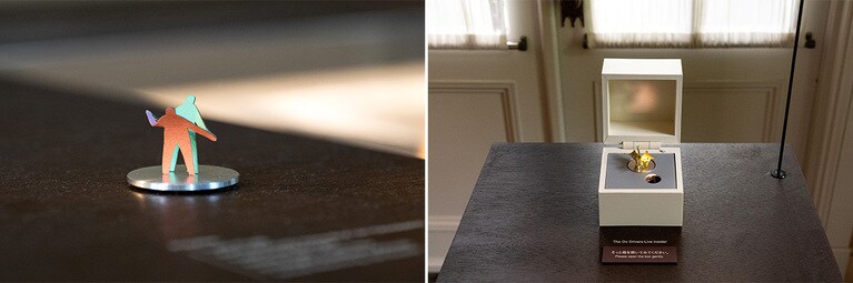 左：鉄を混ぜ込んだ特殊な紙で造られた人形が、BGMに合わせてダンス！　右：ふたを開くと晴臣くんが高校時代に組んだバンド、オックス・ドライヴァーズの歌声が聞こえる。この音源、本邦初公開！