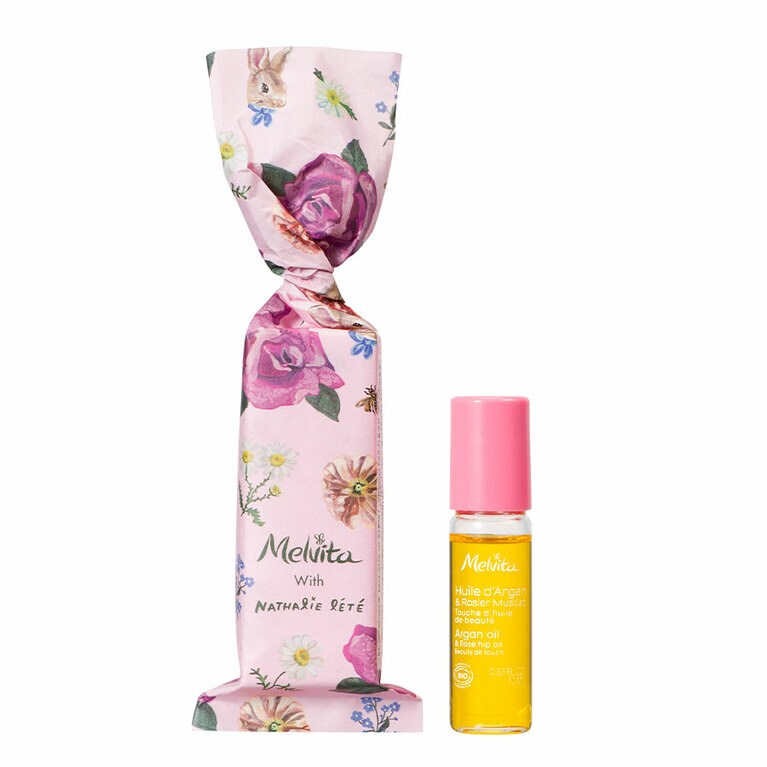ピンクのラッピングは、アルガンオイルにさらにローズヒップオイルとダマスクローズを加えた、スペシャルブレンドバージョン。2022 ローズタッチオイルNL 10mL 1,980円(2022年12月25日まで期間限定発売中)／メルヴィータ