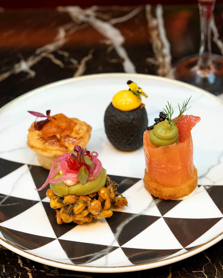 ラリーズはオーストラリア人起業家によるカフェ・グループが手がけた店。“Breakfast at Audrey’s”と名付けられたアフタヌーンティー49.50ポンド～にもコーンフリッターやアボカドを使ったオージーらしいアイテムあり。ダークチョコとパッションフルーツのバッグ、ラズベリームース入りの口紅、チョコと塩キャラメルのサングラスなどスウィーツのアイディアが楽しい。スコーンとサンドイッチはお代わり可能。ホットドリンクは飲み放題。