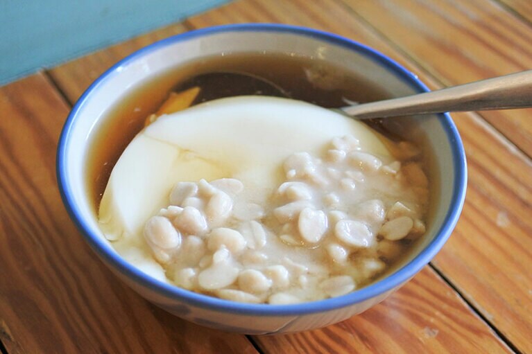 原味杏仁豆花 50元 に花生(ピーナッツ) 10元 をトッピング。