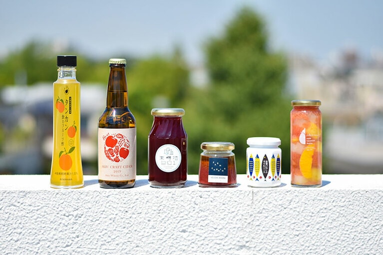 星空が見えそうな夜にセット 5,400円。左から：紅濱「飲むフルーツ酢 タンカン」、秋保ワイナリー「秋保クラフトシードル 辛口 2019」、東尋坊291「木田ちそシロップ」、FARM CANNING「ベジバーニャ ビーツ」、Notono「金香いわしのオイルソース」、Idsumi「フルーツピクルス(シトラスmix)」