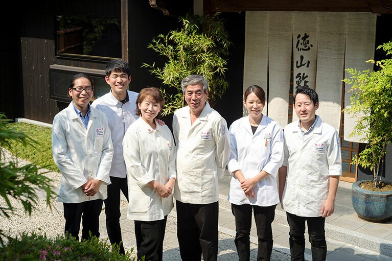 家族で店を守り立てる。右から、長女・舞さんの夫、那由太さん、舞さん、主人・徳山浩明さん、女将の純子さん、次男・敬介さん、長男・翔太さん。