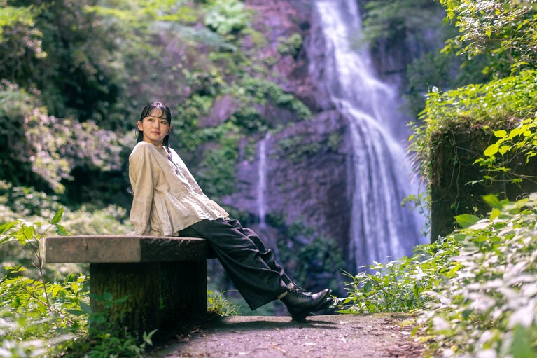 【俳優・山田杏奈がネストローブをまとう】徳島の風が肌に触れる、“心地よさの源泉”を巡る旅