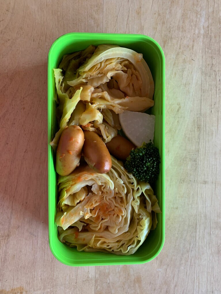 昼は野菜中心のお弁当を持参し食べた。キャベツのトマト煮、ブロッコリー、ダイコン。ローカロリーの小さいソーセージを3個添えた。