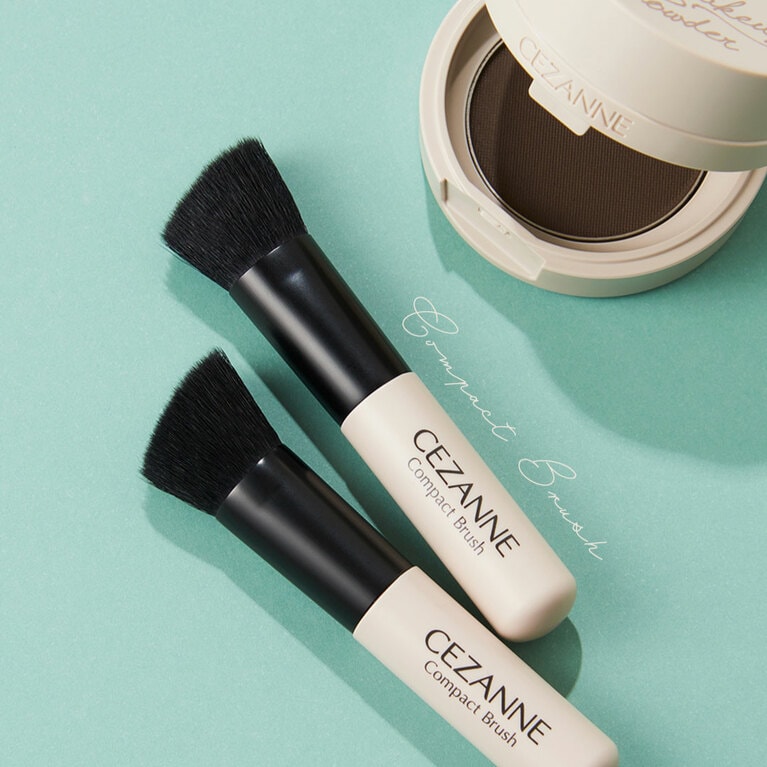 長さがたった80ミリ（最長部分。ライター調べ）のコンパクトブラシなら、携帯も簡単。