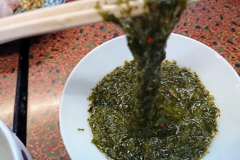 漁港のそばで採れるアカモク。この粘り……最高です。