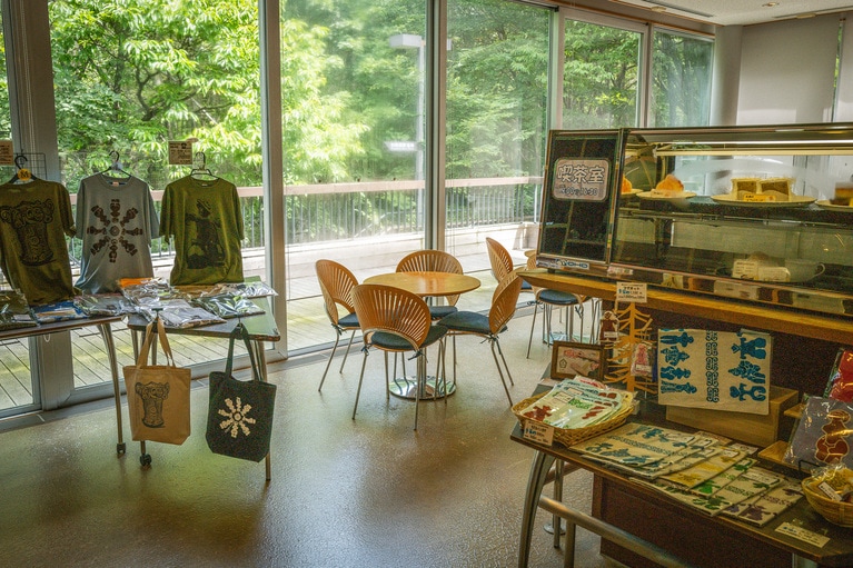 喫茶コーナー。外の自然を眺めながら、癒しの時間を過ごせます。