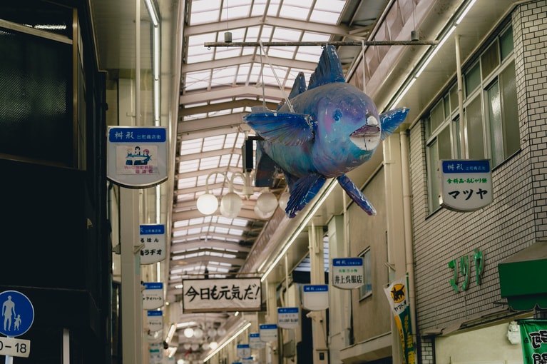 二代目「若サバちゃん」が上空で商店街の安全を見守っている。