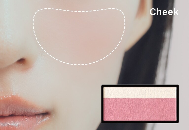 ピンクデミのフレームに合うチーク。〈コスメ使用アイテム〉マキアージュ ドラマティックチークカラー（パウダー） PK321 ベリーマカロン 1,980円（編集部調べ）／マキアージュ