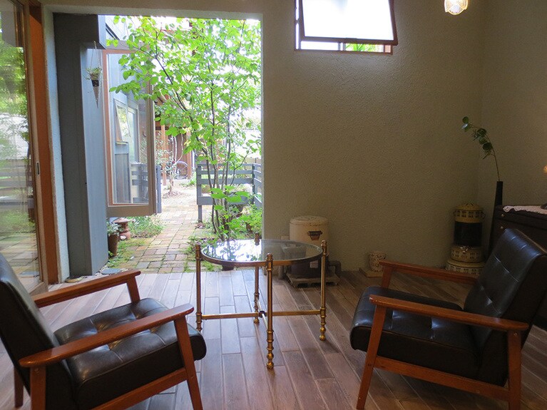 ペレットストーブのある店内は12席。インナーガーデン2席。別荘のリビングのよう。