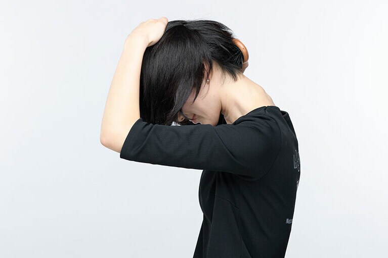 ［Step3］うなじから頭頂部へ。肩こり対策にも。