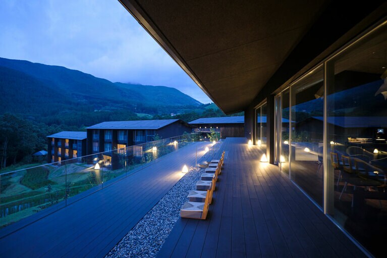 日没直後の幻想的な眺め。虫の声も昼から夜へシフトチェンジ。