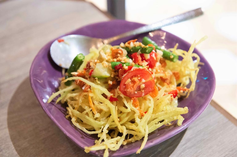 涼拌炸青木瓜絲 260元。