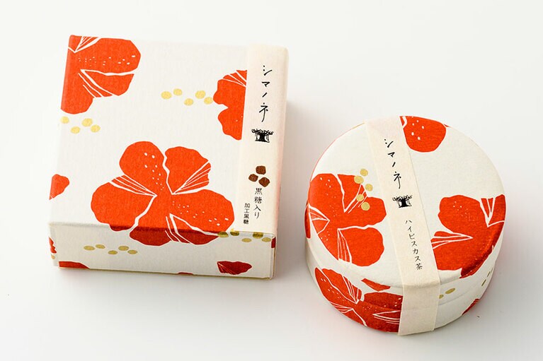 ゆいまーる沖縄「シマノネ ハイビスカス 黒糖入り小箱×お茶入り缶のセット」1,650円(黒糖入り小箱は8個入り)／沖縄県