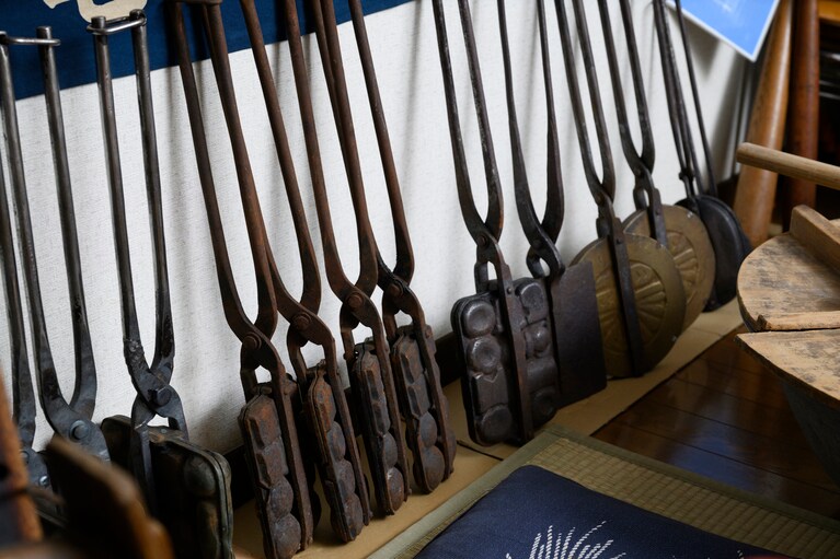 使わなくなった「野球カステラ」の焼き型を集めて、メンテナンスしている。