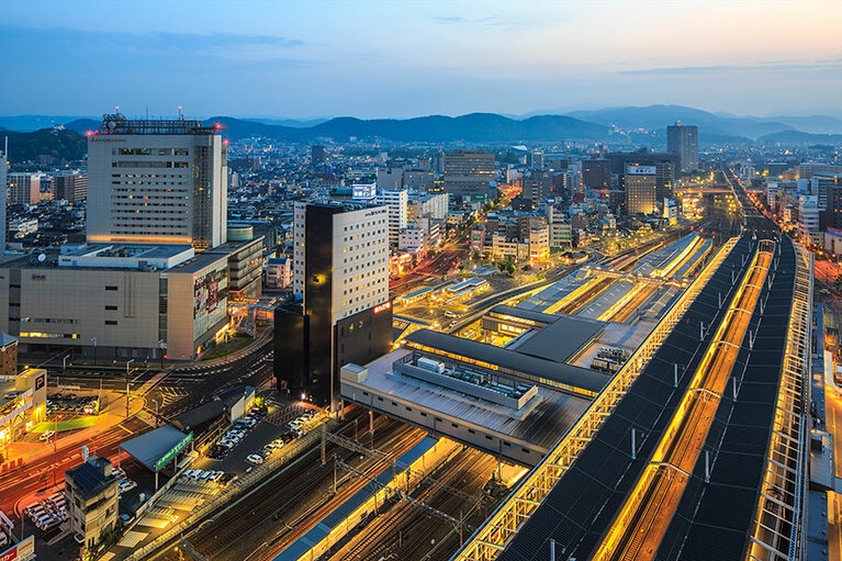 客室によっては岡山駅の線路とホームが見渡せ、鉄道ファンでなくてもわくわく。