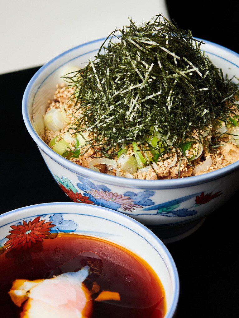 付け合わせの卵は温泉卵になっている。