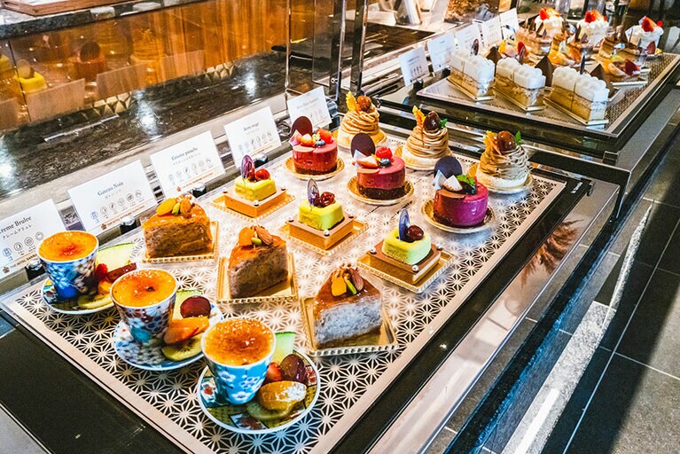 見た目も鮮やかな手の込んだケーキが所狭しと並びます。