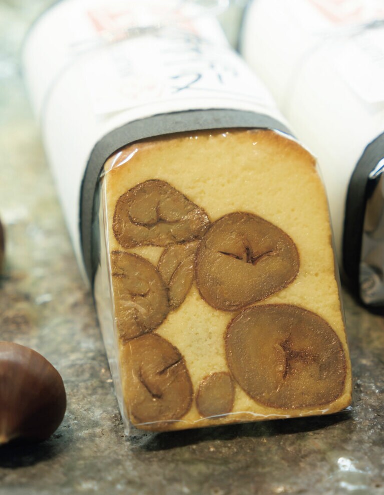 足立音衛門の一番人気「栗のテリーヌ」の美しい断面。