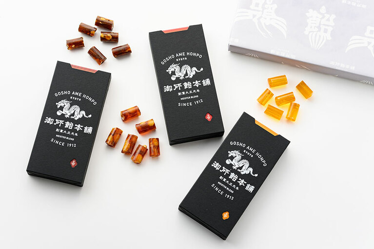 進物（小）名物 3個セット 豆平糖、豆平糖（黒糖胡麻）、切飴の3種類のセット。60g×3個入り 3,240円／御所飴本舗