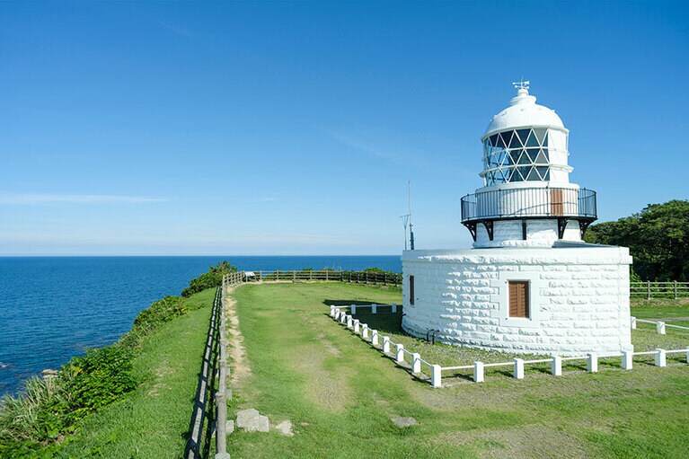 灯台は高台に建ち広範囲に灯火が送れる。