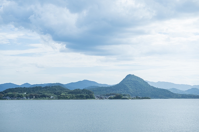 かぶと山と久美浜湾。