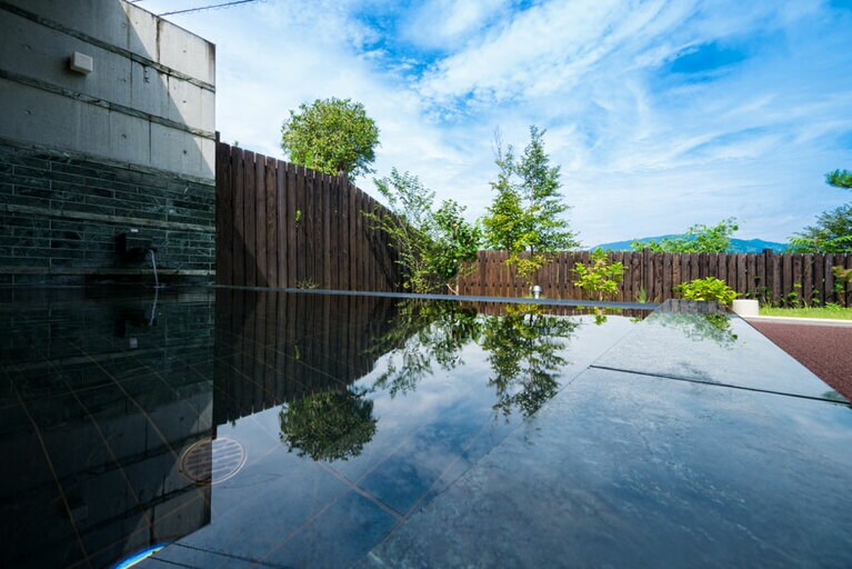 オーベルジュ内子［愛媛／大登温泉］本館大浴場露天風呂。