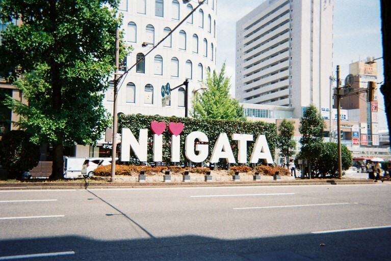 かわいい「NIIGATA」のオブジェ。新潟駅の前にあった。