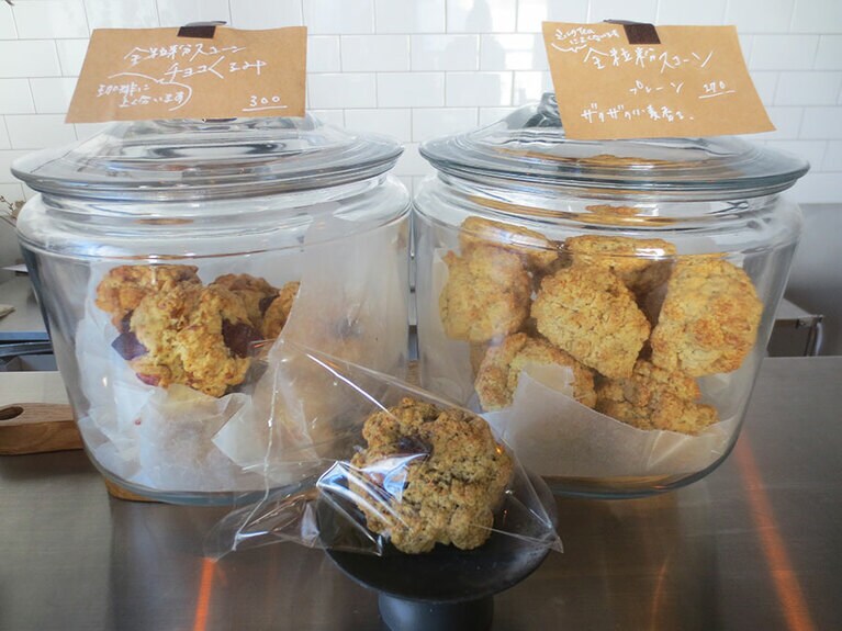 全粒粉スコーンは、毎朝焼いて、ガラス瓶に。