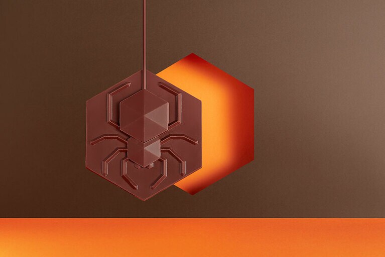 「エグザ・スパイダー」。写真はオ・レ。ノワールもあり、各5,940円。