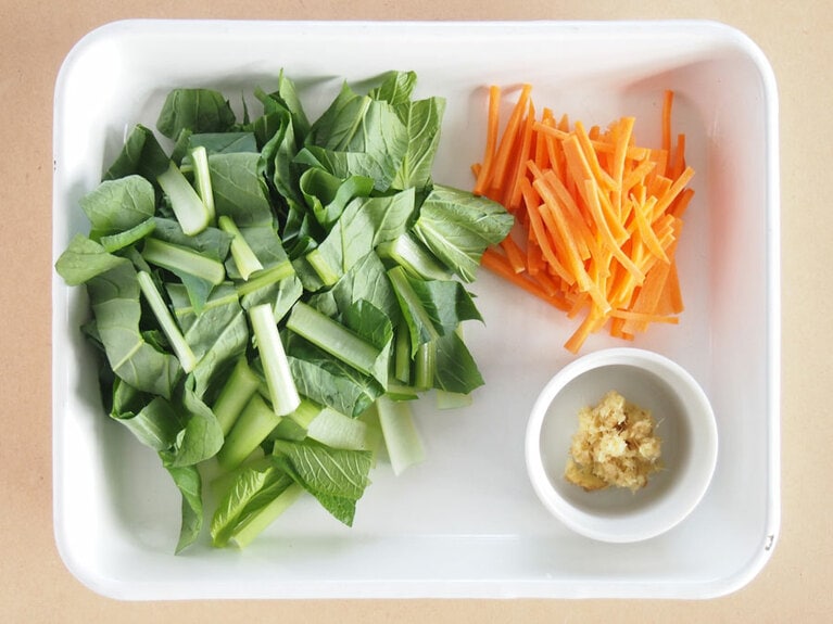 (1) 人参は千切り、小松菜はザク切り、生姜はすりおろしにします。