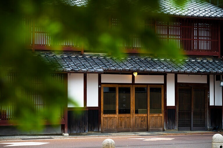 約140年前の建物を6年かけてリノベーション。宿に一歩踏み入れるとタイムスリップしたような気分に。