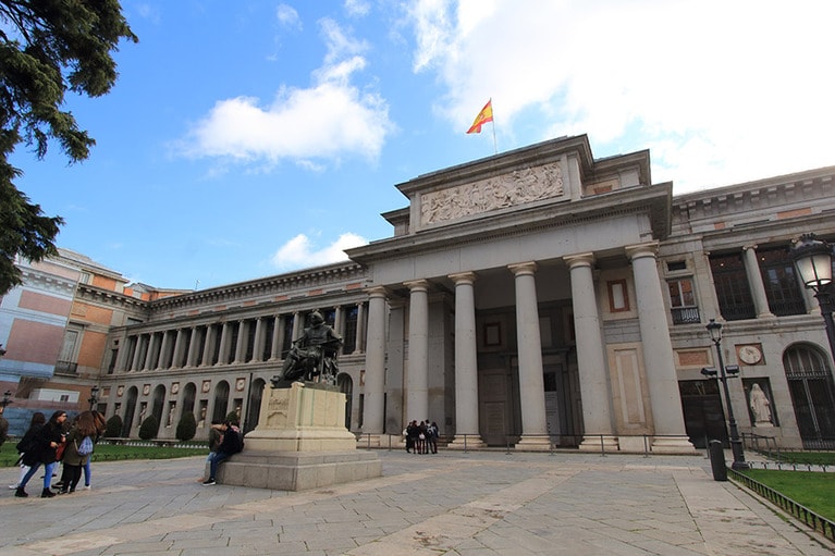 プラド美術館の正面玄関とベラスケス像。ほかのふたつの入口にも、それぞれゴヤ、ムリーリョの銅像がある。